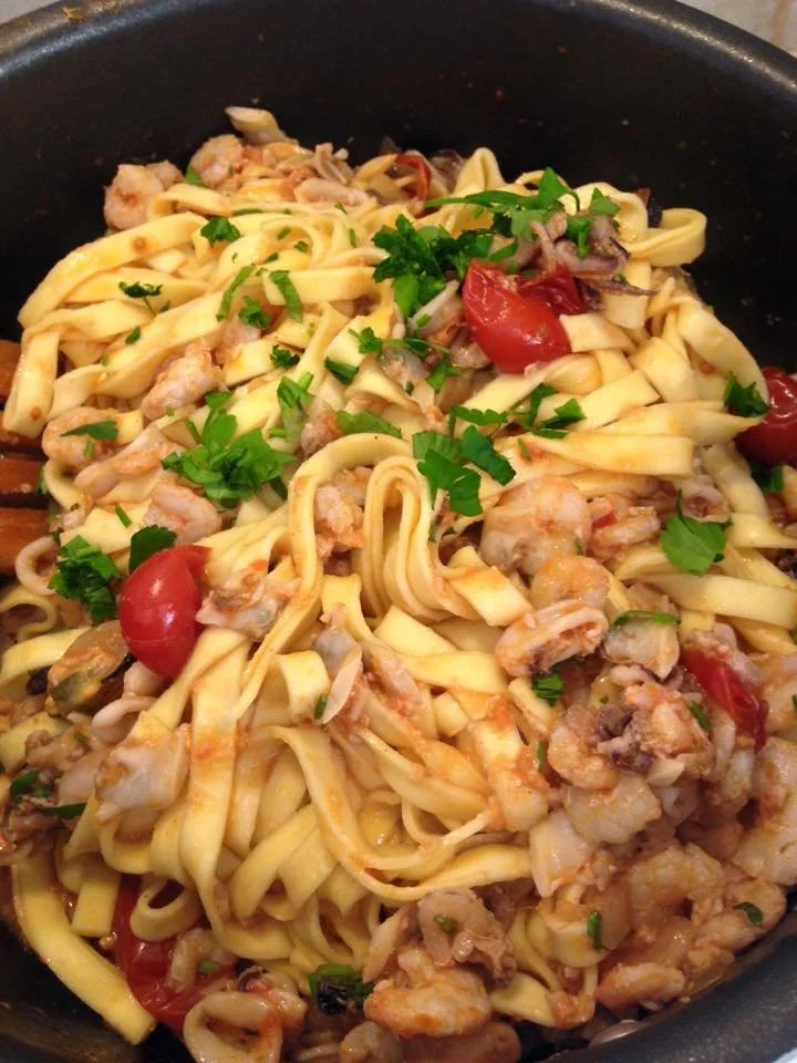 Tagliatelle ai frutti di mare con gamberi e cozze fresche