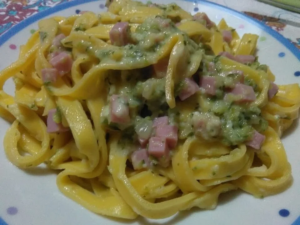 Tagliatelle zucchine con parmigiano, piatto italiano delizioso.